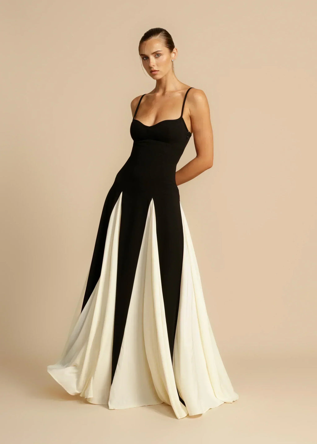 Oshrit™ | Elegante Vestido Maxi con Volantes en Contraste