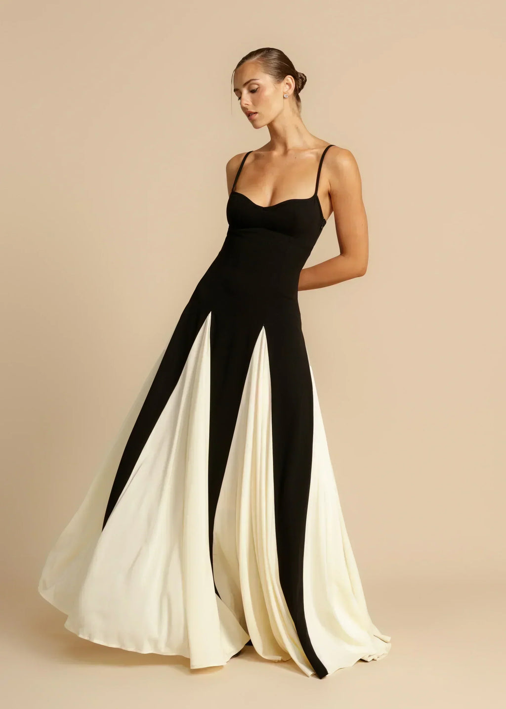 Oshrit™ | Elegante Vestido Maxi con Volantes en Contraste