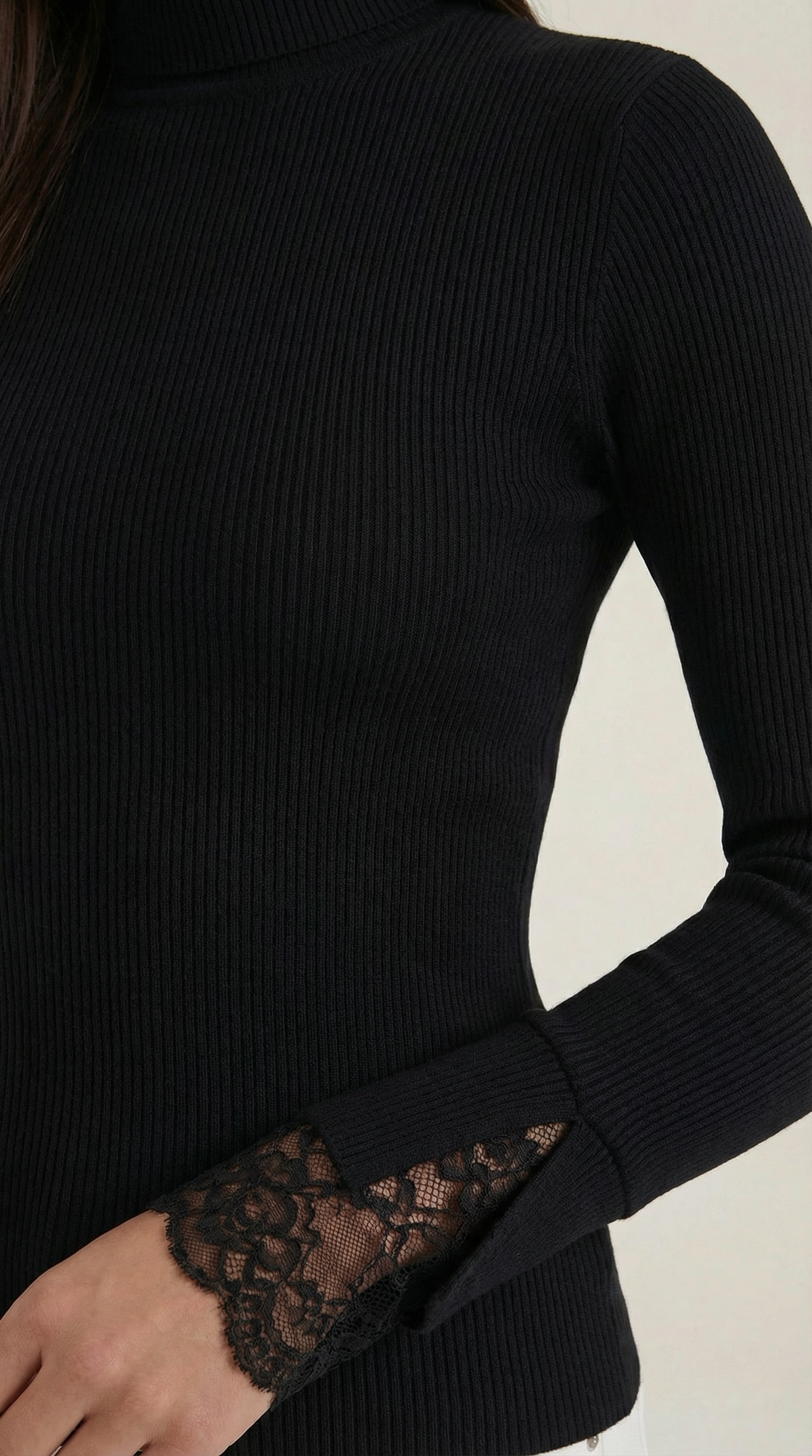 Suéter de cuello alto Beth con puños de encaje texturizado