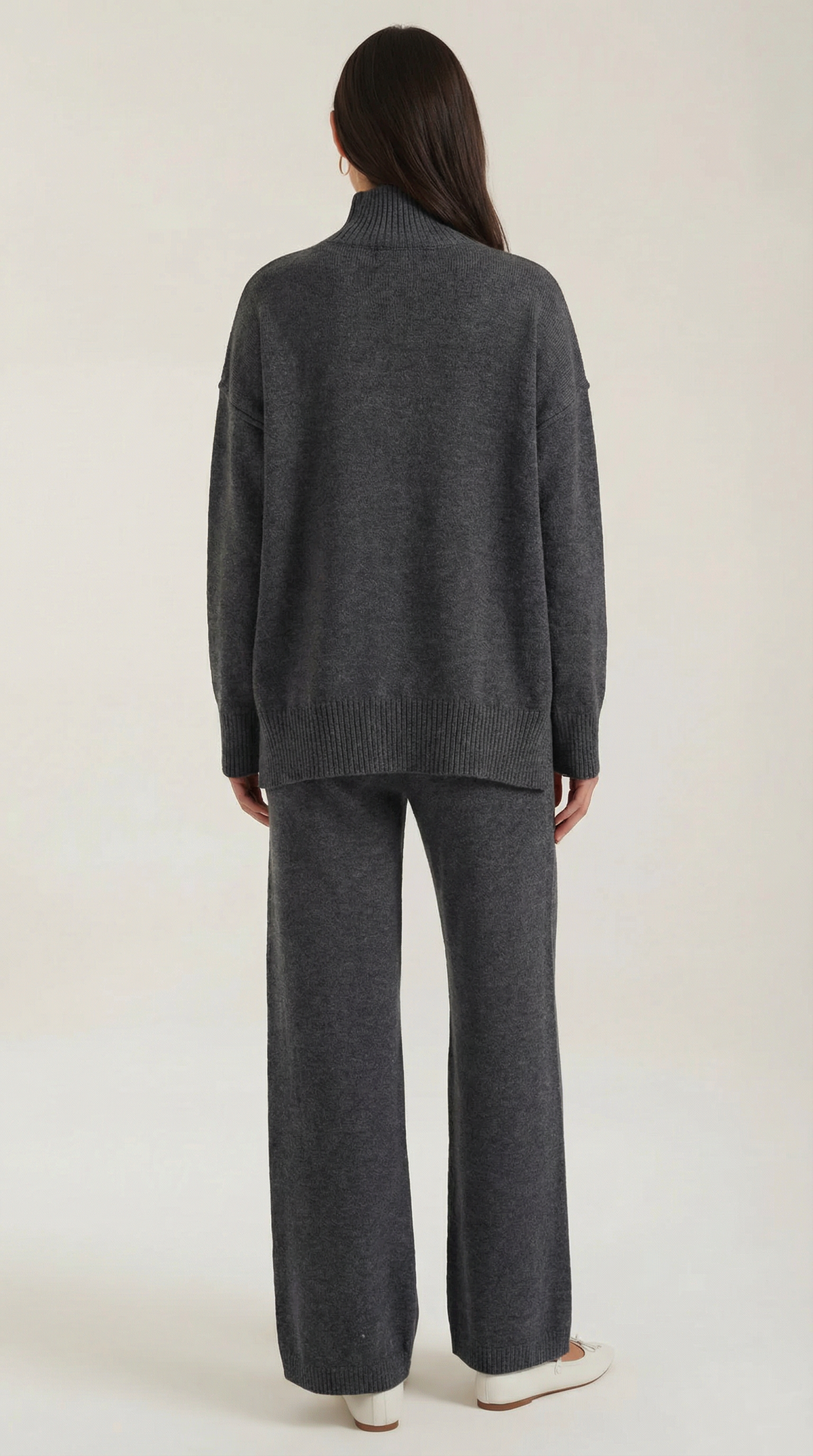 Conjunto de suéter de punto de cuello alto y pantalones vaqueros