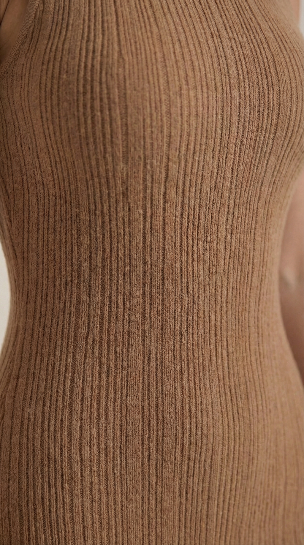 Vestido midi ajustado de cuello alto Sonia