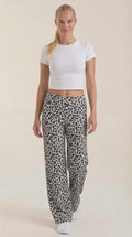 Pantalón Cleo de Estampado Animal con Corte de Pierna Ancha