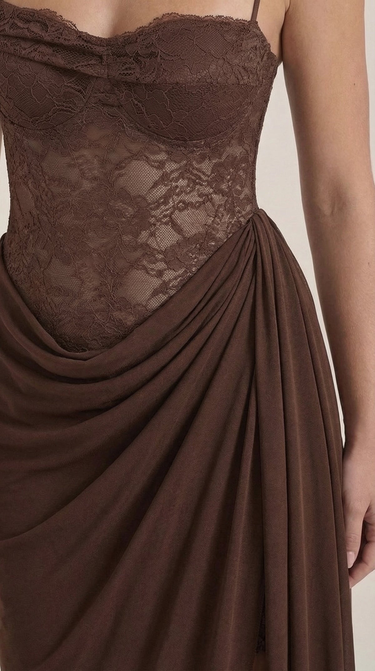 Giselle: Vestido Largo de Encaje con Corsé y Hombro Descubierto