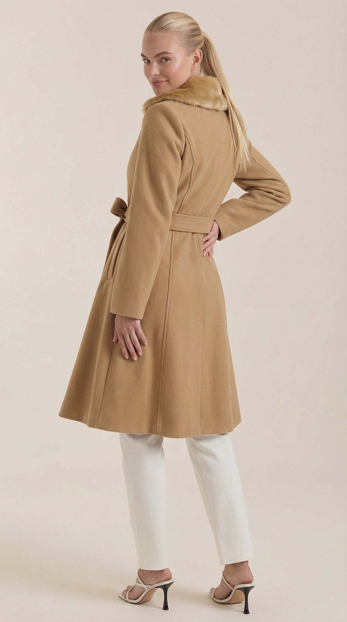 Abrigo A-Línea Myrtle con Corte Fit-and-Flare